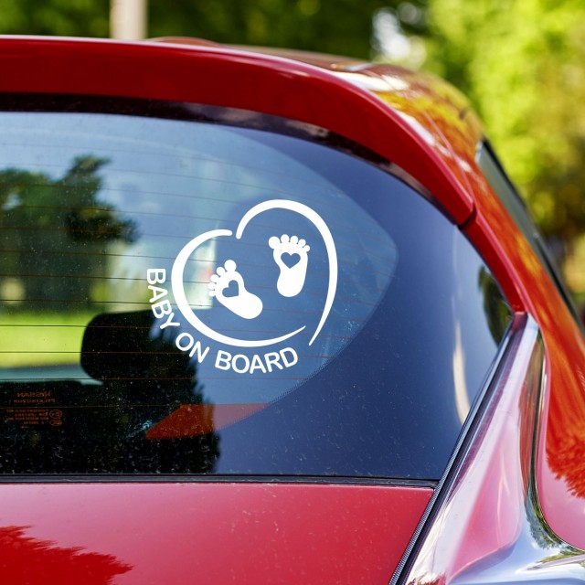Προστατέψτε τα αγαπημένα σας πρόσωπα με το αυτοκόλλητο για το παρμπρίζ αυτοκινήτου Baby on board.