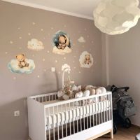 Χαριτωμένα παιδικά αυτοκόλλητα τοίχου με αρκουδάκια πάνω σε συννεφάκια, ιδανικά για παιδικό και βρεφικό δωμάτιο.